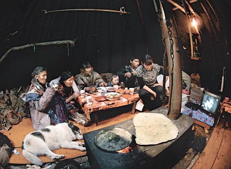 Жизнь в чуме. Жизнь в чуме. Чум ненцы ханты. Печь в чуме. Жизнь в чуме.