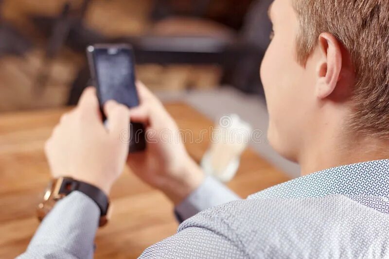 Using my mobile phone i can. Девушка сиииидит в телефоне. Человек с телефоном в руке. Девушка с сотовым. Человек с телефоном.