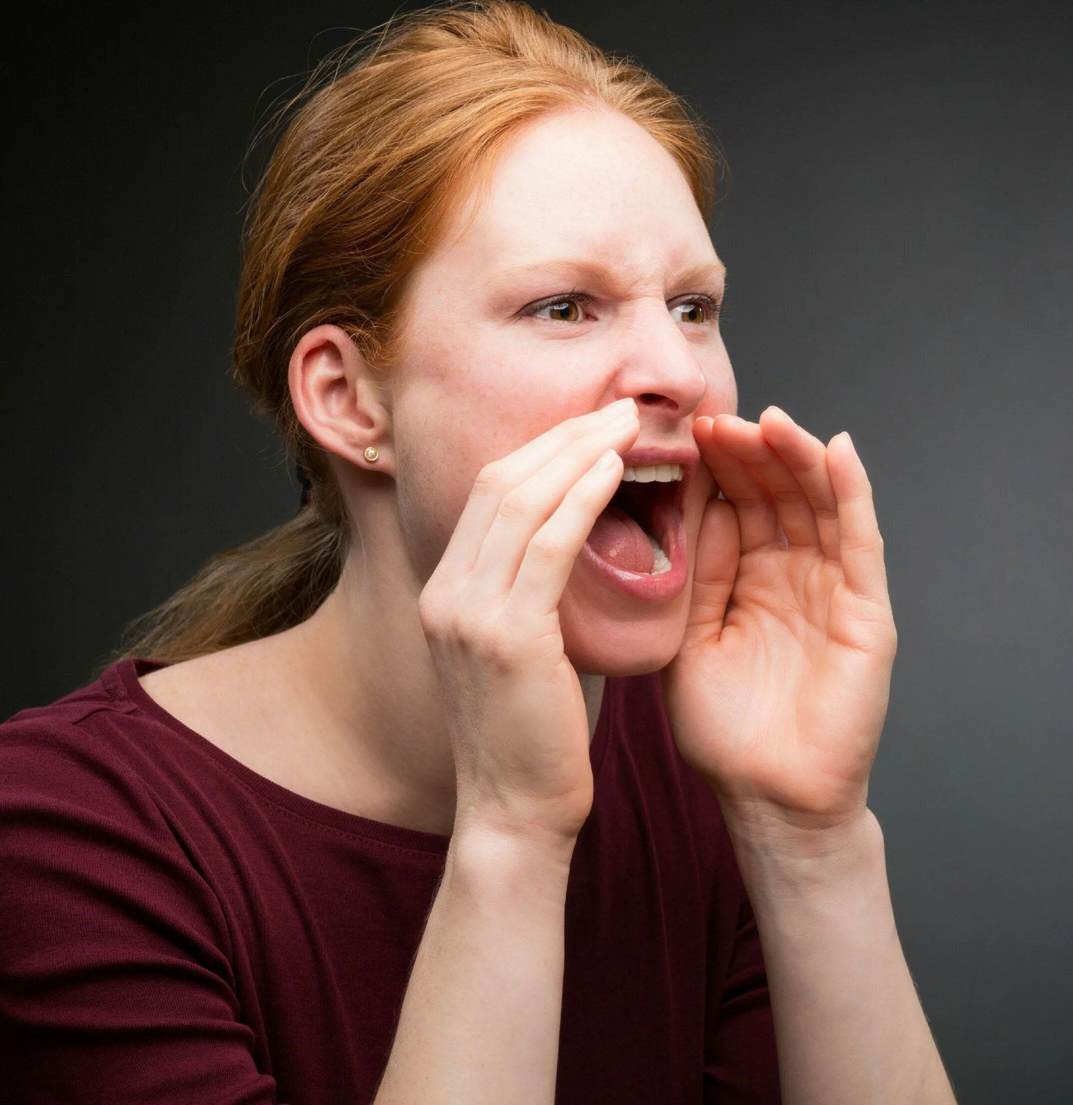 Крик женщины. Девушка кричит быстрее. Орущая женщина. Злая девушка. Девушка орет.