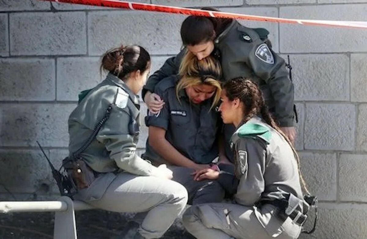 Раненый полицейский. Застреленная девушка полицейский. Мертвые девушки полицейские. Форма полиции Израиля. Женщины полицейские в Израиле.