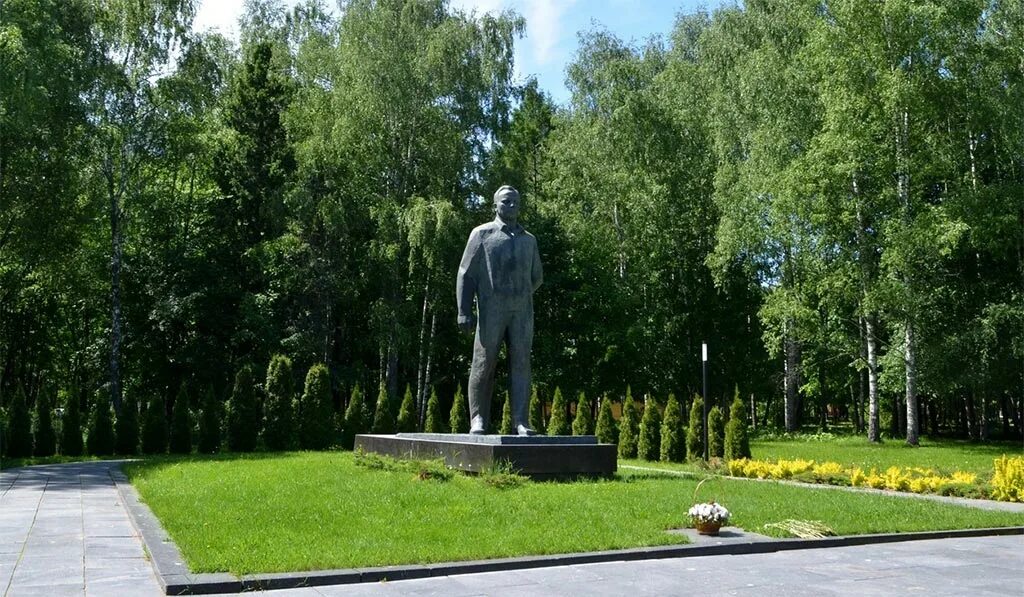 Памятник Юрию Гагарину (Звёздный городок). Памятник Гагарину в Звездном Городке. Звездный городок статуя Гагарина.