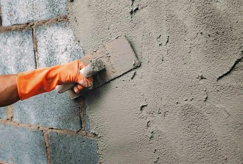 Оштукатуривание кирпичных стен. Штукатуренная кирпичная стена. Какую штукатурку на кирпич. Песочно цементная штукатурка. Технология оштукатуривания стен цементно-песчаным раствором.