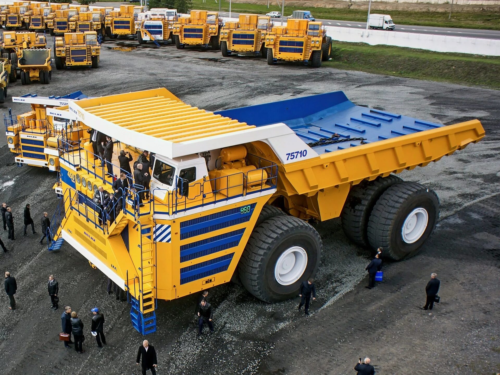 Самая большая грузоподъемность автомобиля. Грузовик белаз 75710. Карьерный грузовик белаз 75710. Белаз 75605 кузбассразрезуголь. Карьерный грузовик белаз 75710.