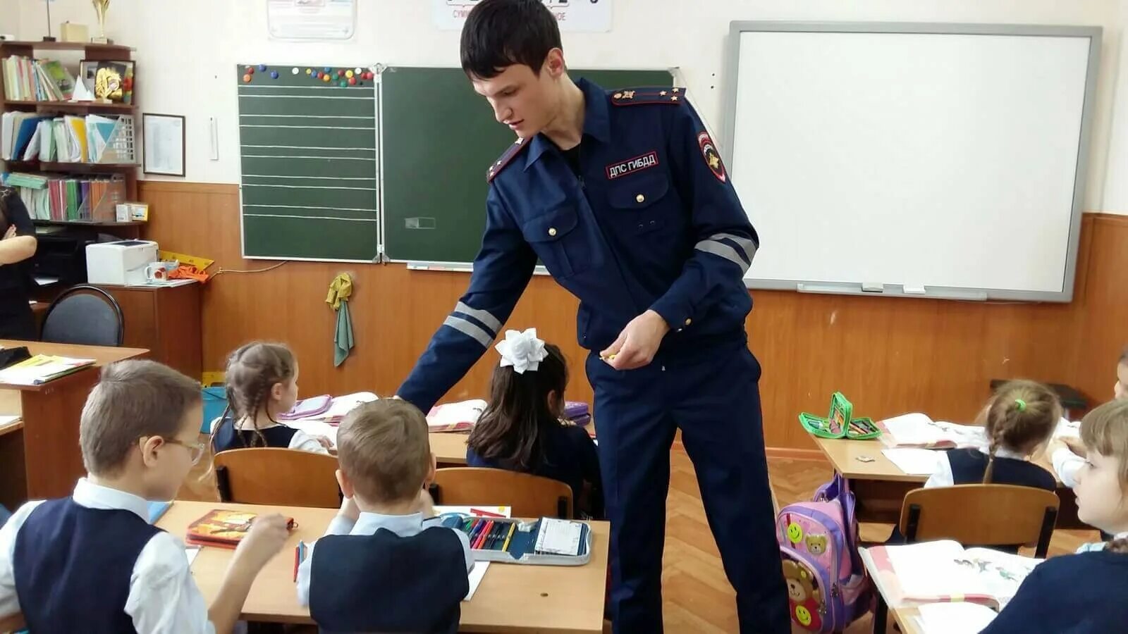 Проведена беседа с учеником. Школа полиции. Полицейский в школе. Полицейский в школе на уроке. Детская школа полиции.