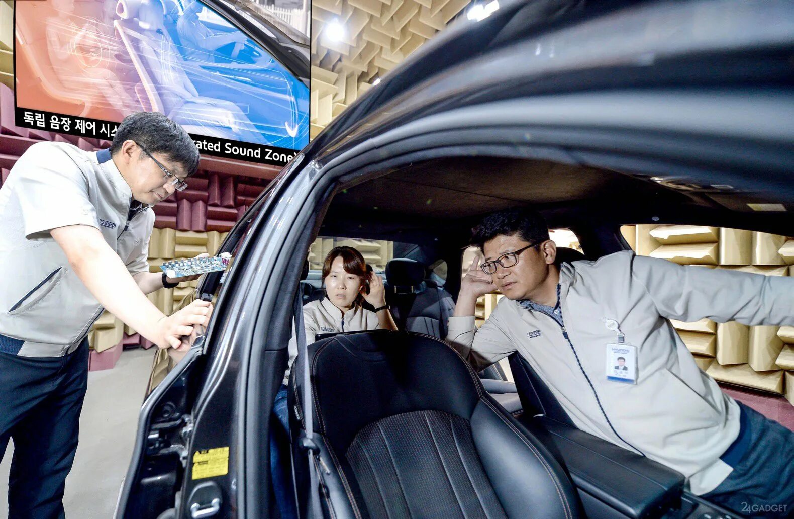 Пассажир автомобиля. Китайский автомобиль для одного пассажира. Hyundai или Zone машина. Tech Zone машины.