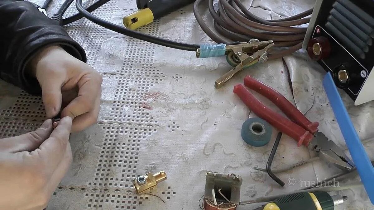 Аппарат для сварки скруток тс 700-3. Сварка скруток медных проводов. Сварка проводов угольным электродом. Пайка скруток медных проводов. Сварка распаечных коробок медных проводов.