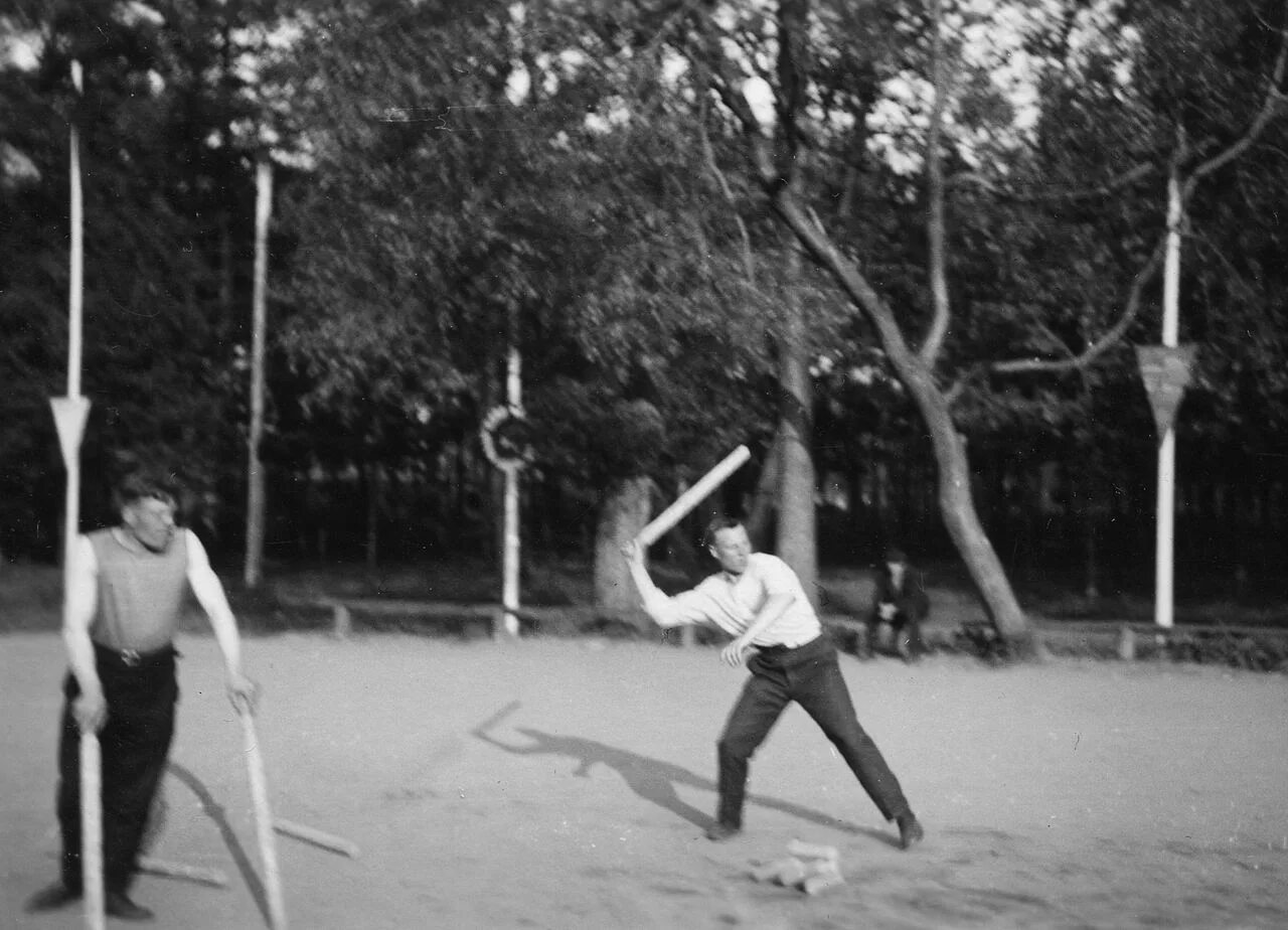 Как называется человек играющий в городки. Чемпионаты ссср по городошному спорту. игра в городки ссср. лапта ссср. игра городки в москве.