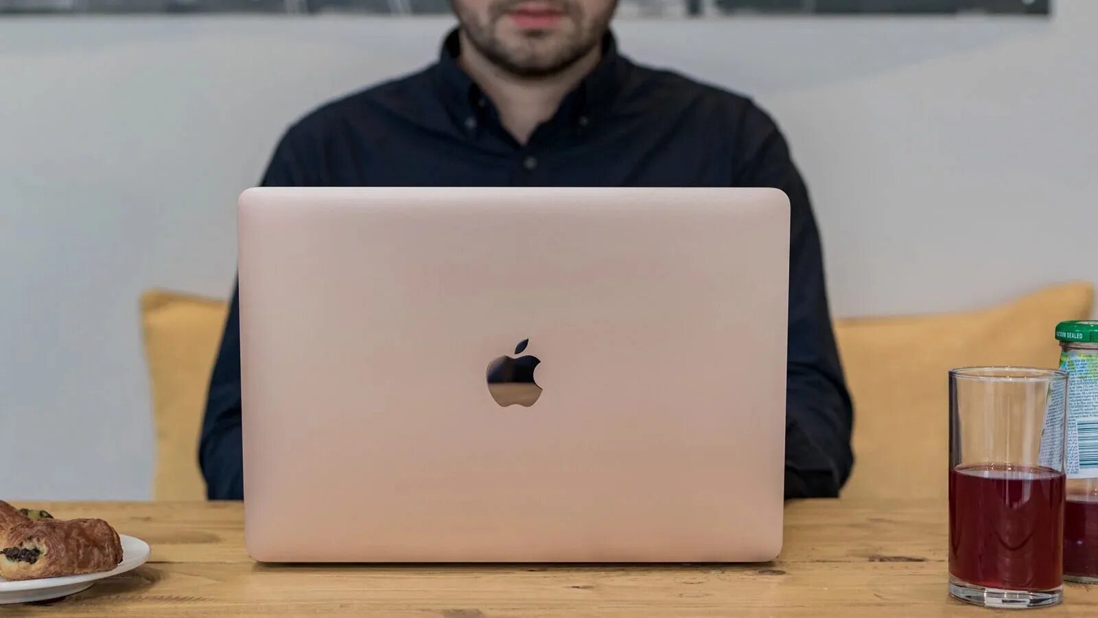 Ошибки macbook. Макбук человек. парень с макбуком. золотой макбук для мужчины. человек с macbook pro.