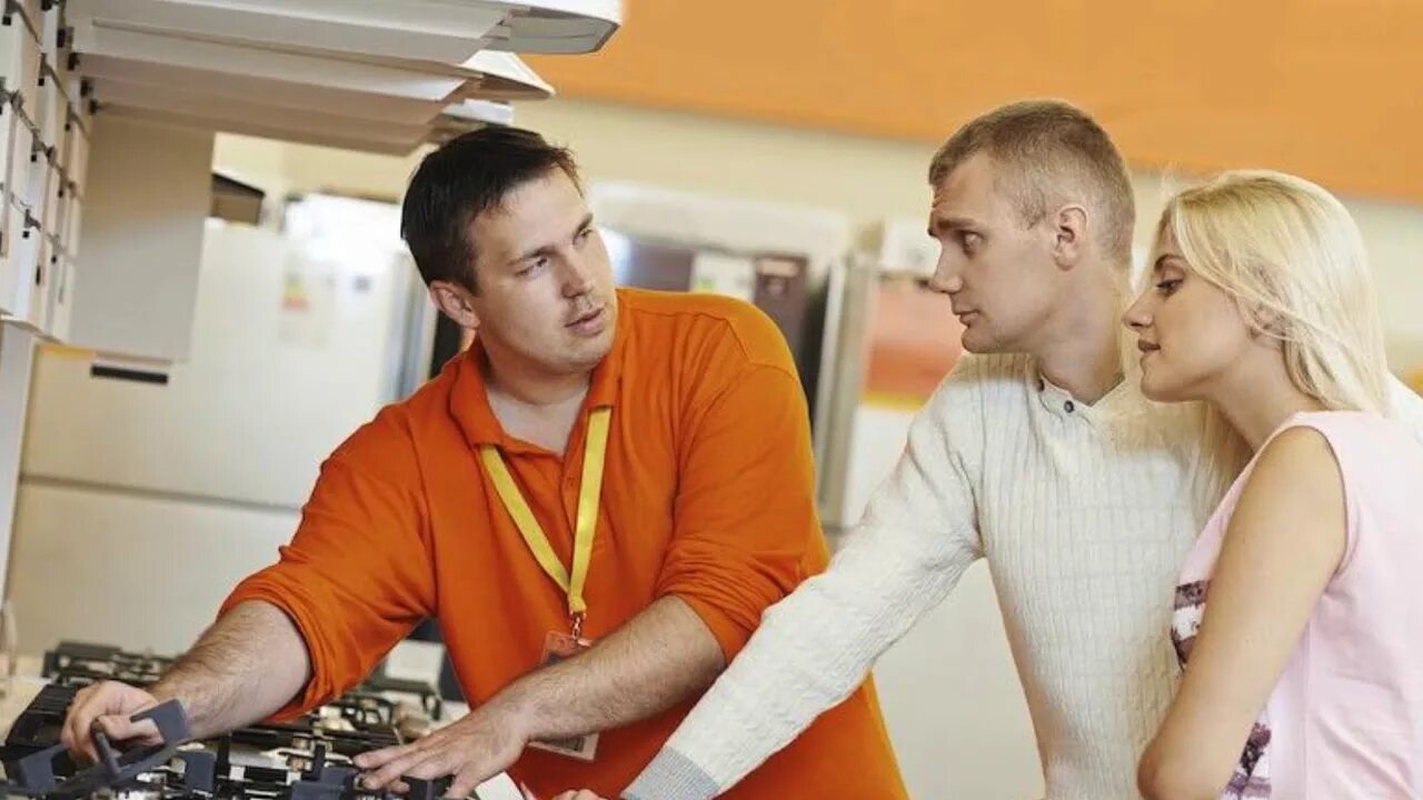 Покупатели бытовой техники и электроники. Продавец бытовой техники. Продавец в магазине электроники. Продавец консультант бытовой техники. Покупатель в магазине электроники.