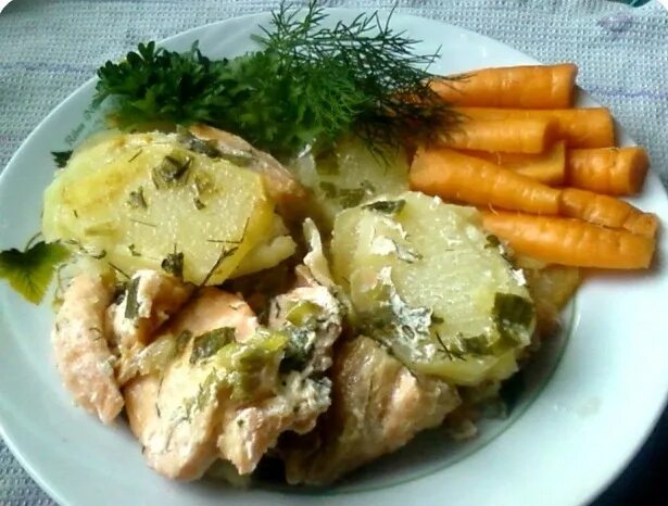 Горбуша с картофелем в духовке. Как сварить горбушу с картошкой. Горбуша с картофелем. Горбуша в духовке сочная с картошкой. Как сварить горбушу с картошкой.