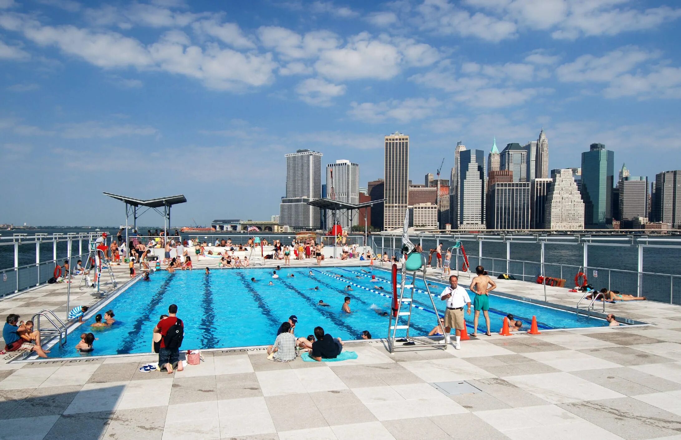 First pool. Плавучий бассейн в Нью-Йорке. Аквапарк в Нью-Йорке. Нью Йорк Бруклин бассейн. Плавучий бассейн Понтонный.