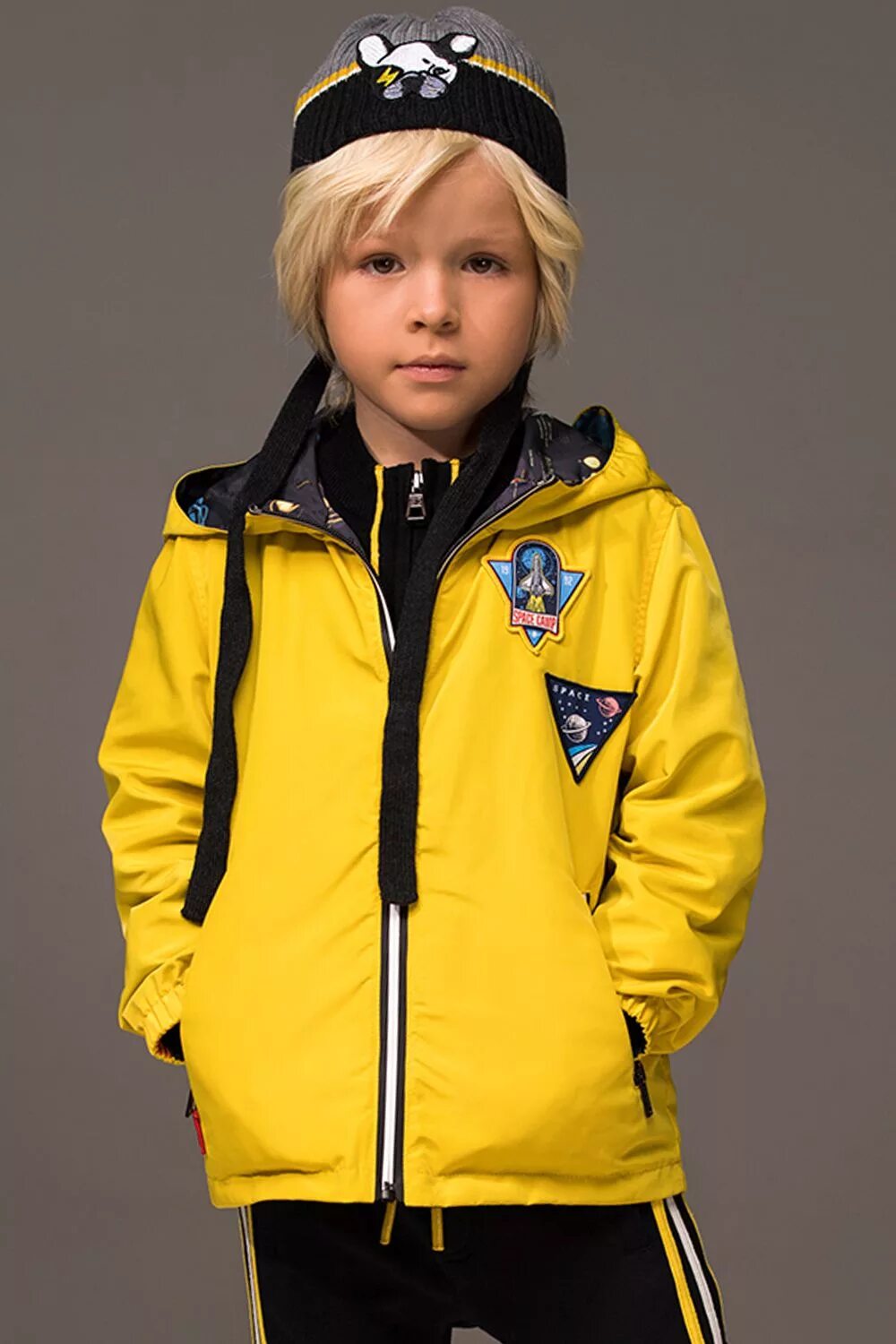 Желтая куртка для мальчика. Желтая детская куртка. Желтая куртка для мальчика подростка. Куртка для мальчика черная с желтым.