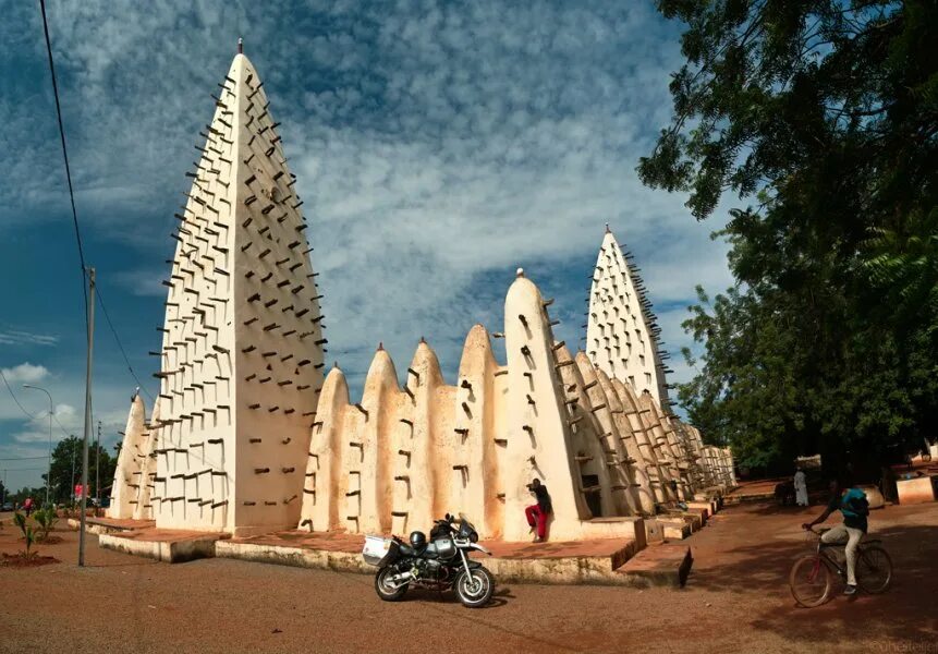 Буркина фасо это. Мечеть бобо Буркина-Фасо. Бобо Диуласо Буркина Фасо. Мечеть бобо-Диуласо. Grand Mosque of Bobo-Dioulasso Буркина-Фасо.