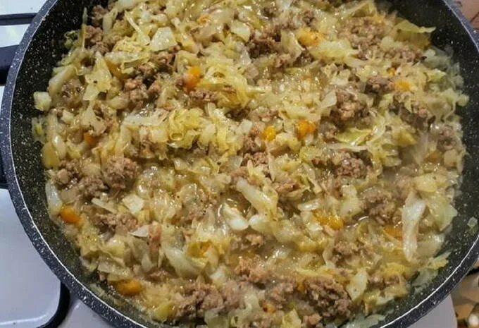 Капуста тушеная с мясным фаршем. Капуста с фаршем. Капуста тушёная с овощами на сковороде. Тушеная капуста с фаршем. Свежая капуста с фаршем на сковороде рецепт.