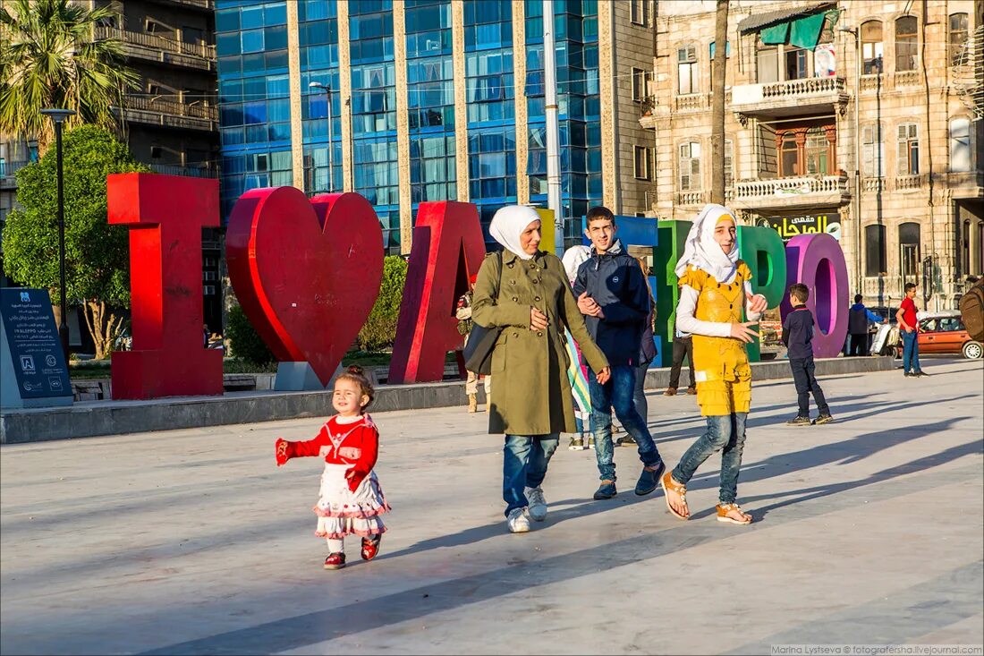 Мирная жизнь картинки. Отпускание голубей. Человек птица. Дедушка ветеран. Мирная жизнь людей.