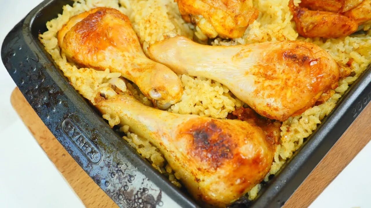 Курица с рисом на протвине. Рис с курицей в духовке. Куриные голени с рисом в духовке. Рис с курицей в духовке на Протвине.
