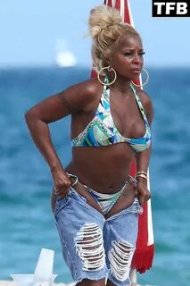 Mary J. Blige Relaxes in a Bikini on the Beach in Miami (67 Photos) .