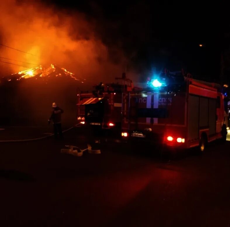 Пожар на больших исадах. Пожар в астрахани сегодня ночью. пожар в астрахани сейчас. большие исады астрахань пожар. пожар в астрахани вчера.