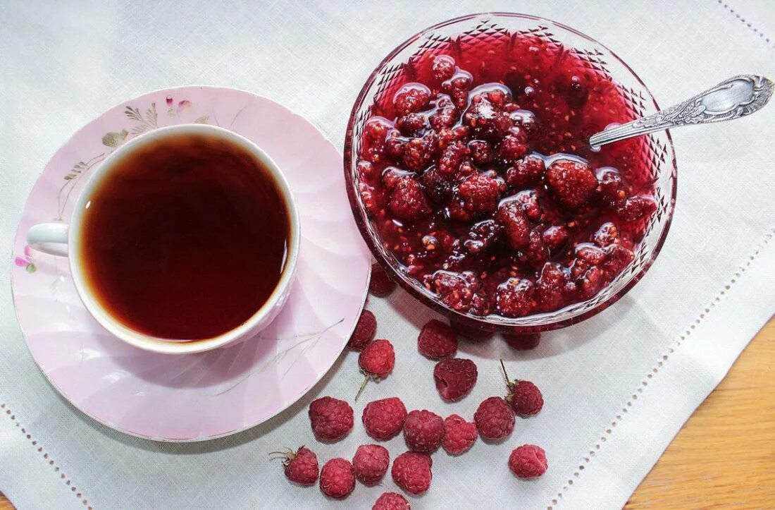 Чай с малиной. Малиновый чай. Чай с малиновым вареньем. Малиновое варенье с чаем. Малиновое от простуды.