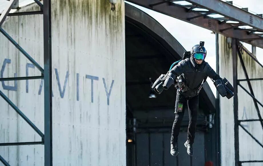 C p company девушки. P. Qatar airways fc barcelona. Арабия аирлинес форма. Саша гудков комик.