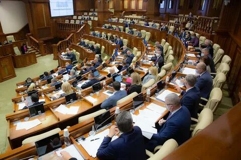 2 наличие в парламенте нескольких партийных фракций