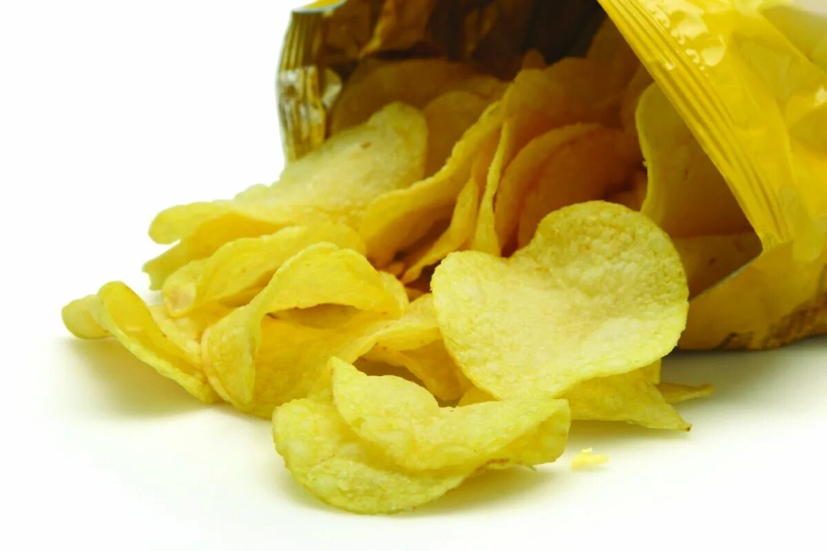 Huevo frito чипсы. Новые чипсы. Чипсы рассыпанные. Огромная упаковка чипсов. Чипсы пита чипс.