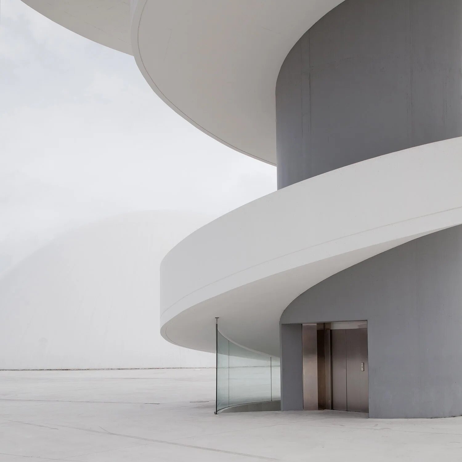 дом с двухскатной крышей в современном стиле. ричард мейер архитектор проекты. капелла бошес. нео футуризм в архитектуре. стиль минимализм в интерьере.