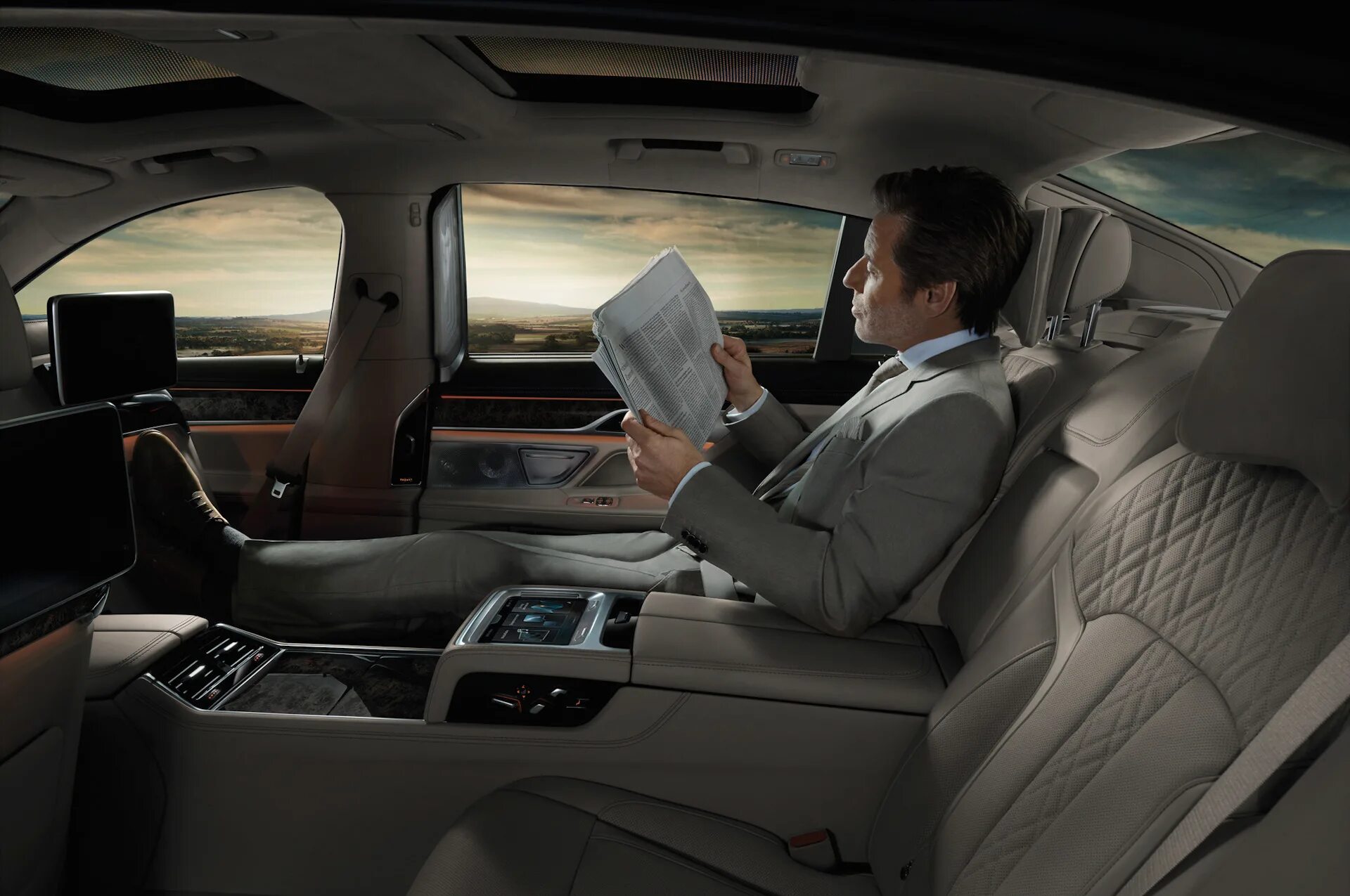 Пассажир автомобиля. Мужчина на заднем сидении авто. Мужчина и женщина в машине. Девушка на заднем сидении авто. Любовь на заднем сидении.