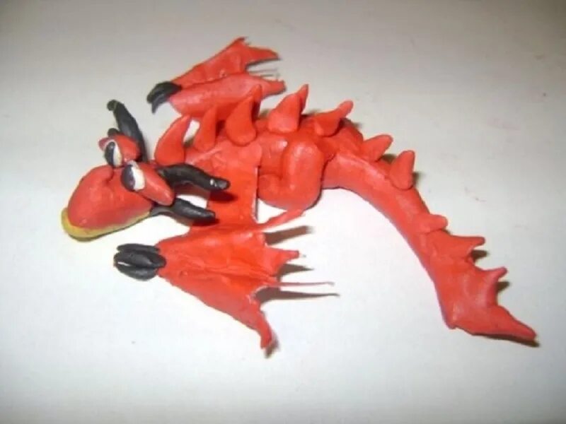 Слепить дракона из пластилина для детей. Красный дракон из пластилина. Морской дракон из пластилина. Красный дракон из пластилина пошагово. Ужасное чудовище из пластилина.