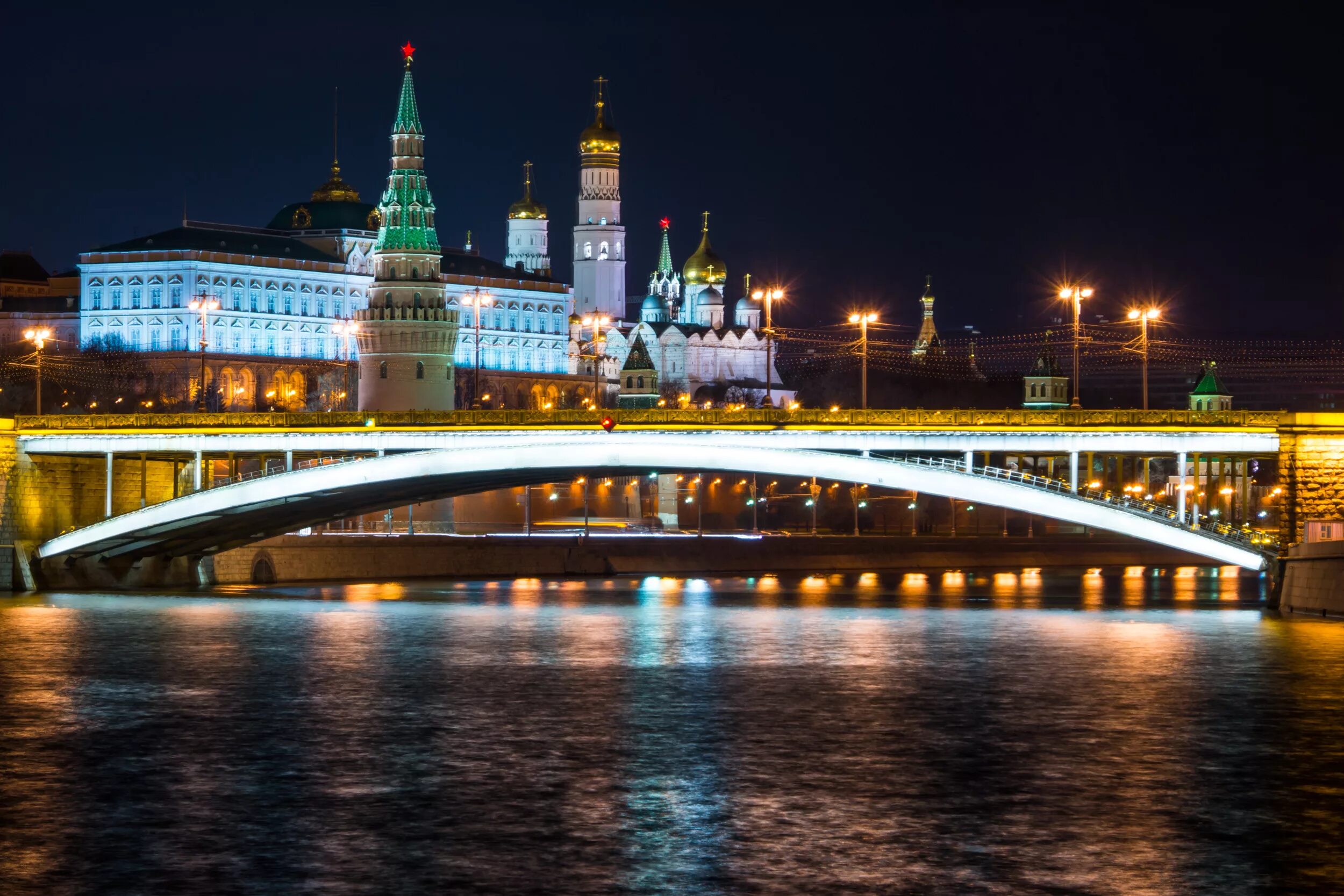 Москва река водная артерия столицы ее важная транспортная магистраль. Реки Москвы. Москва река Кремль. Достопримечательности Москвы Москва река.