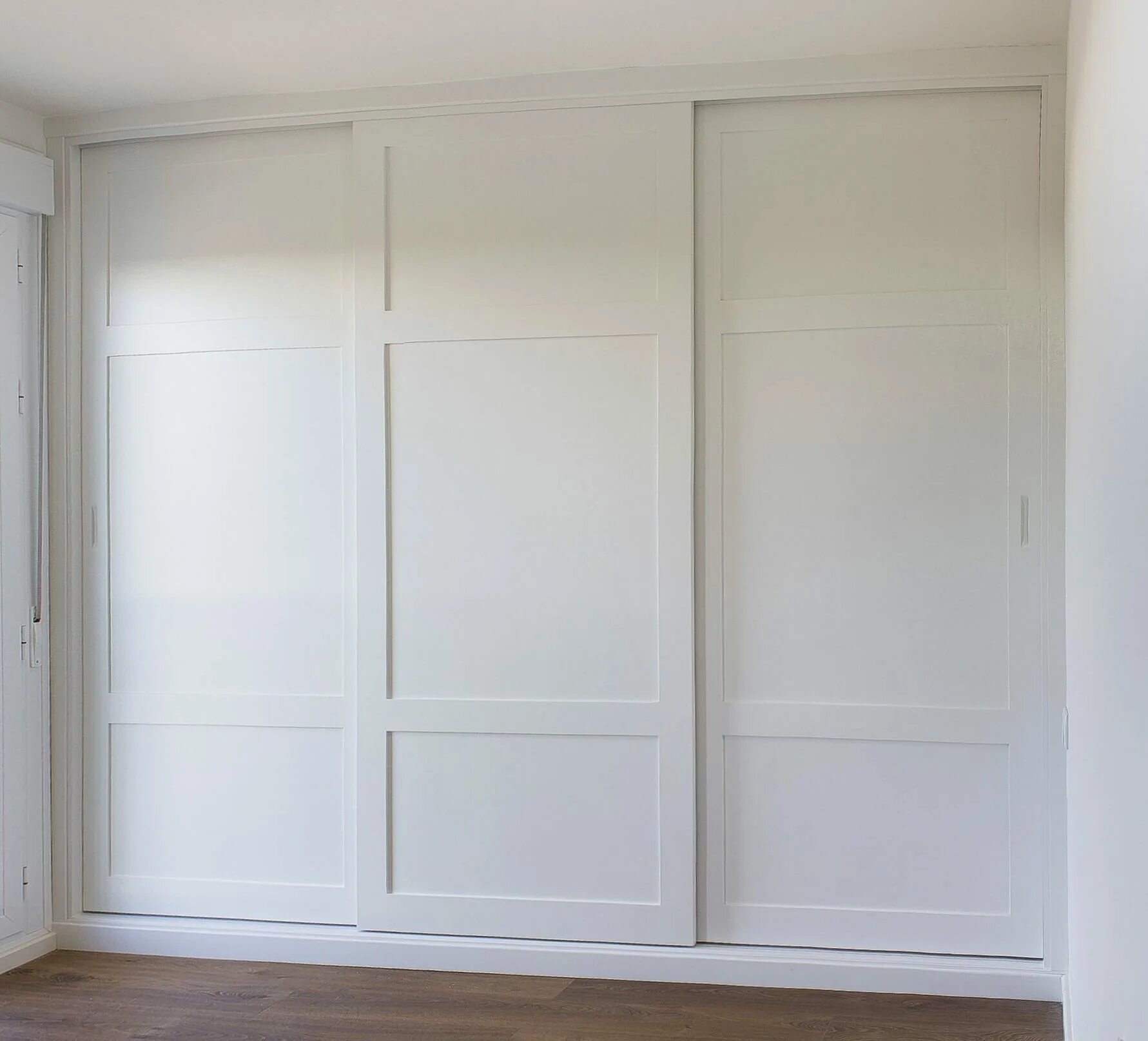 Шкафы купе встраиваемые белые. Шкаф armadio wardrobe. белый встроенный шкаф. встроенный шкаф купе белый. белые встроенные шкафы купе.
