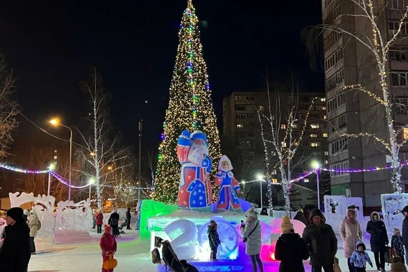 ледовые городки в уфе 2023. елка площадь кашкаде уфа. уфа зимой. губкинский ледовый городок 2022. главная елка уфы 2023.
