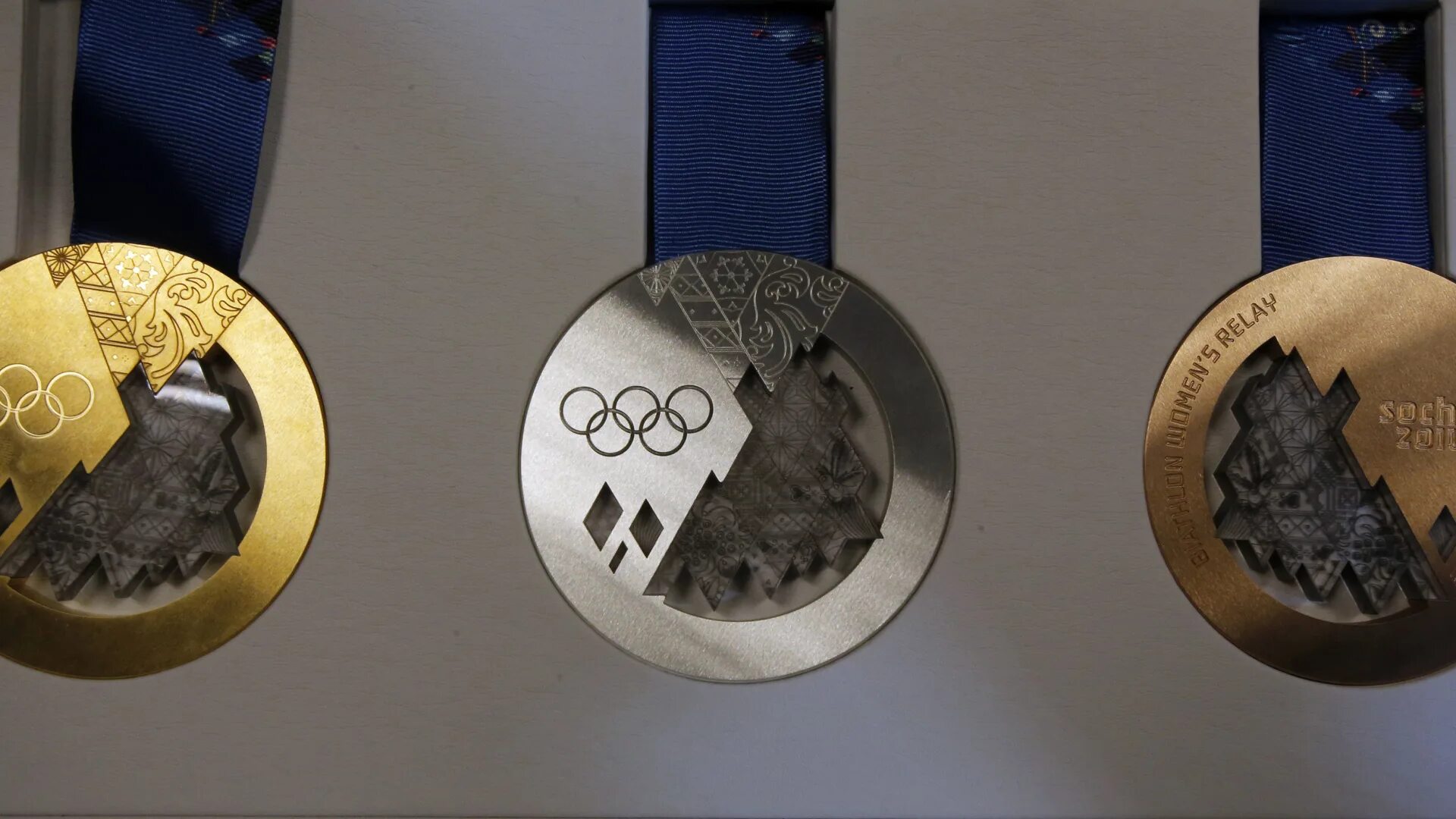 Олимпийские медали Сочи 2014. Олимпиады 2014 года Сочи медали бронзовая. Олимпийские медали в Пекине 2022. Золотая медаль Олимпийских игр Сочи. Медали олимпийских игр сочи 2014