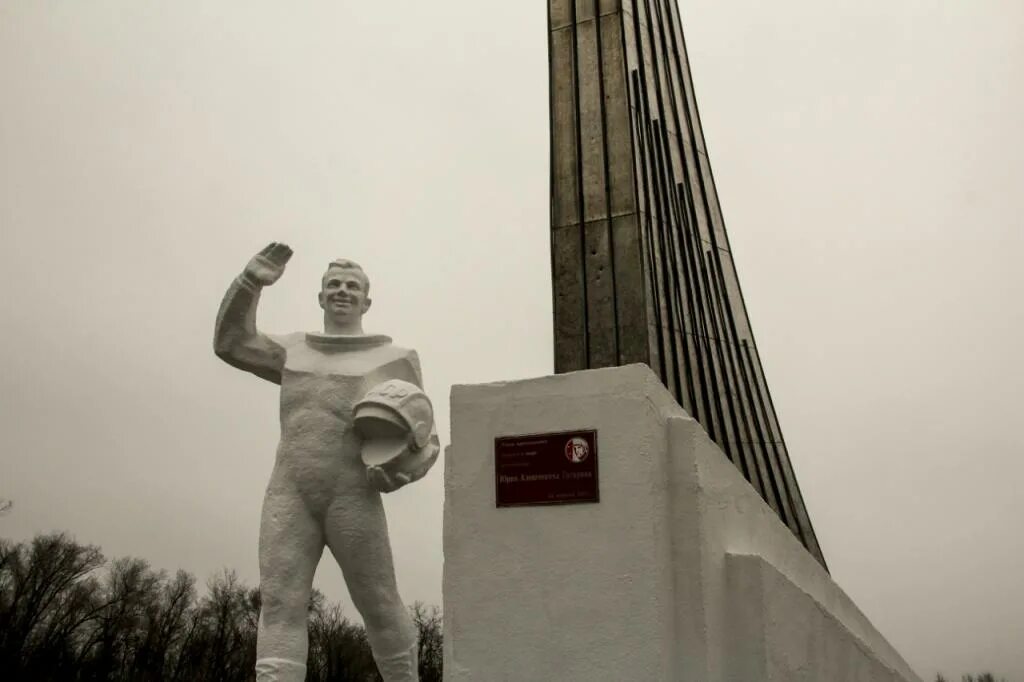 Памятник первому полету в космос. Мемориал приземления Гагарина. Памятник приземления Юрия Гагарина. Памятник на месте приземления Гагарина. Памятник Юрию Гагарину Энгельс.