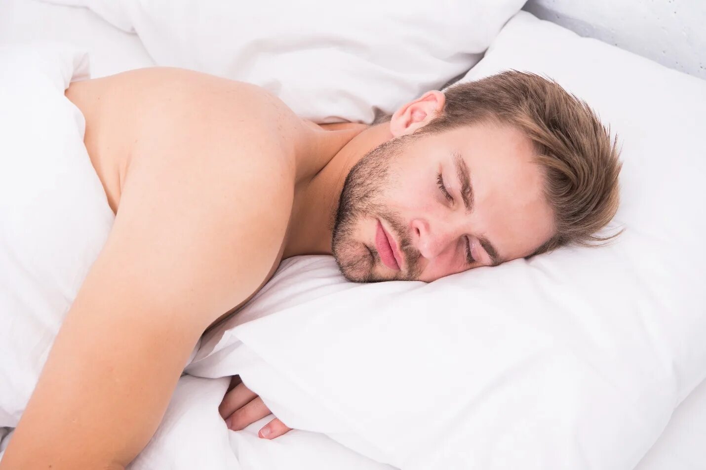 Спящий бородатый мужчина. Парень расслабился в постели. Фото мужчин отдыхающий на подушке. Спящий в каждой из нас