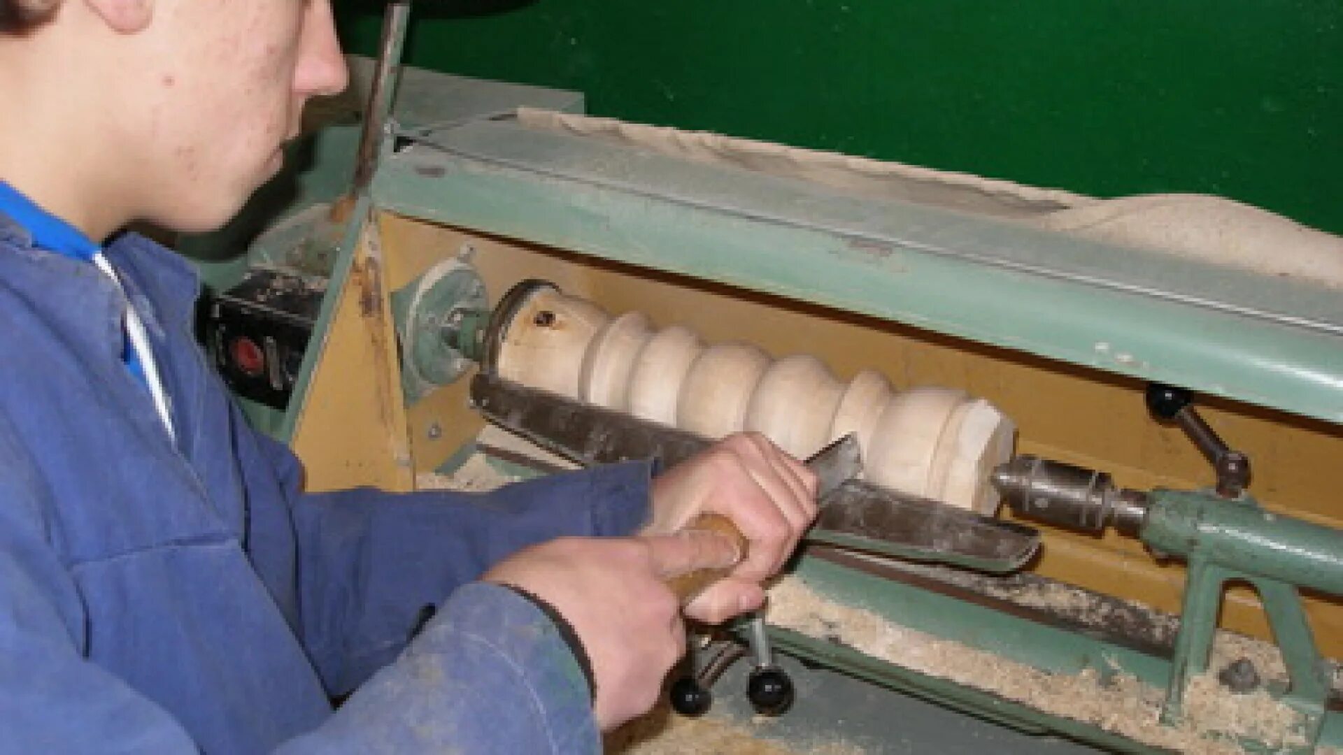 точение на токарном станке по дереву. точение на токарном станке по дереву. металлообработка чпу. токарка чпу. токарные работы уроки.