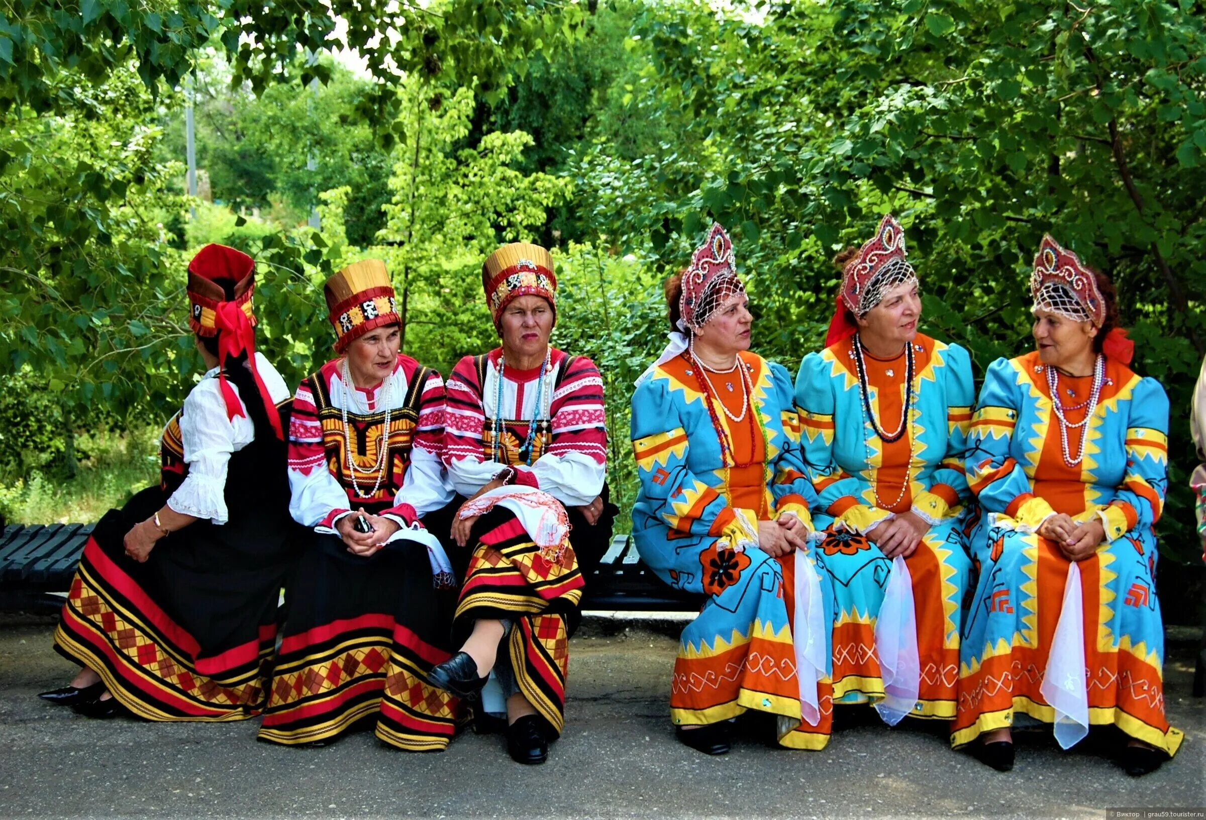 Народы проживающие в саратовской области. Национальная деревня Саратов. Парк Победы Саратов Национальная деревня. Народы Саратовской области. Народы Саратова.