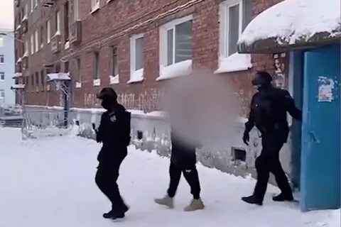 Террорист лежит без штанов
