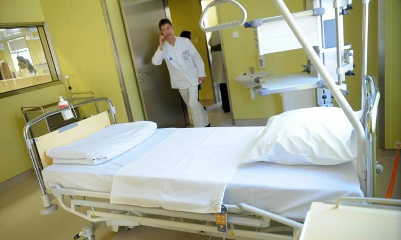 Виды палат в больнице. Больничная койка современная. Красивая палата в больнице. Больничная палата с больными. Вид из больничной палаты.