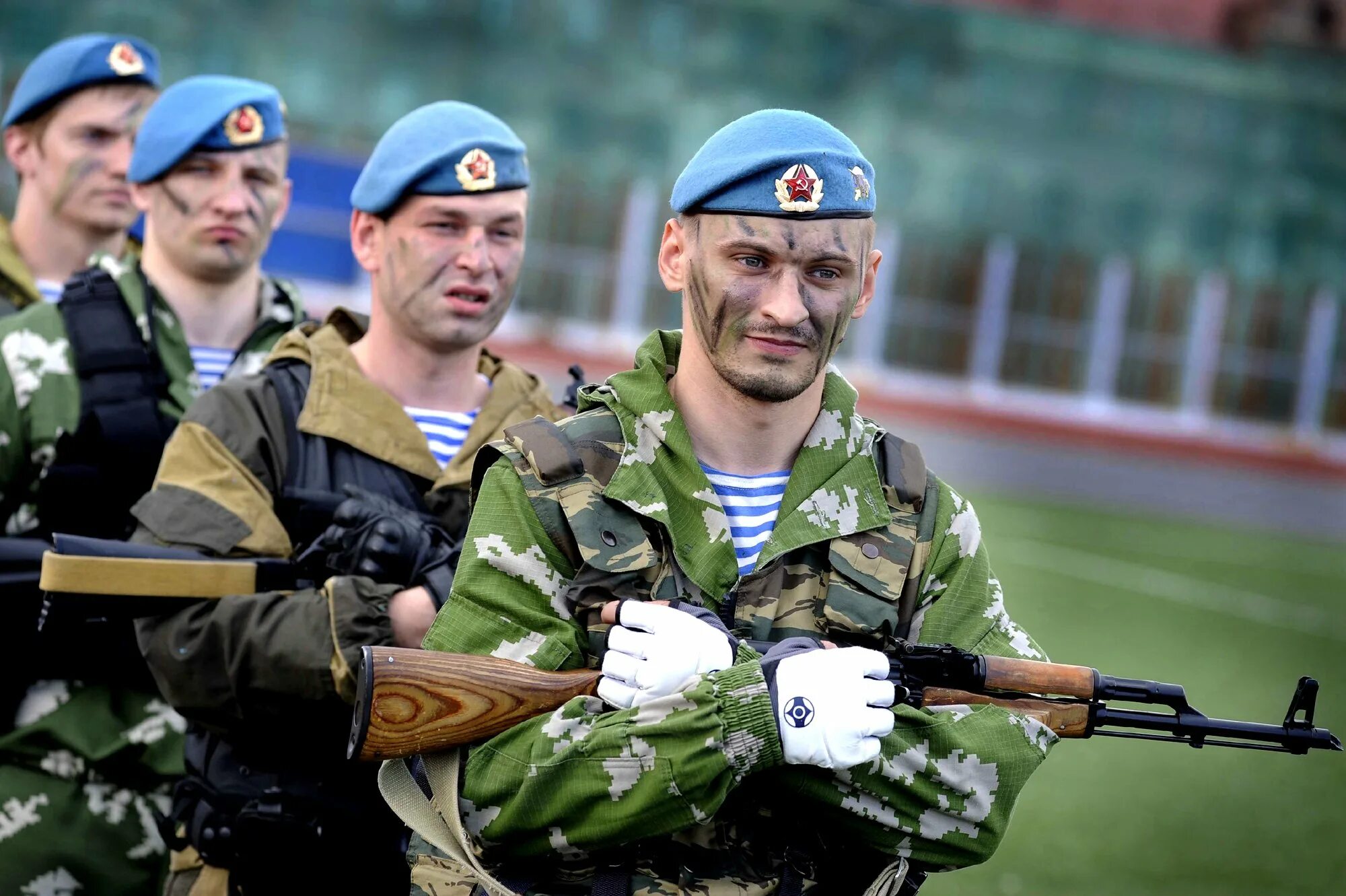 Воздушно десантные войска ВДВ России. Боец ВДВ РФ. Берет спецназа ВДВ. Военные береты ВДВ Строй.