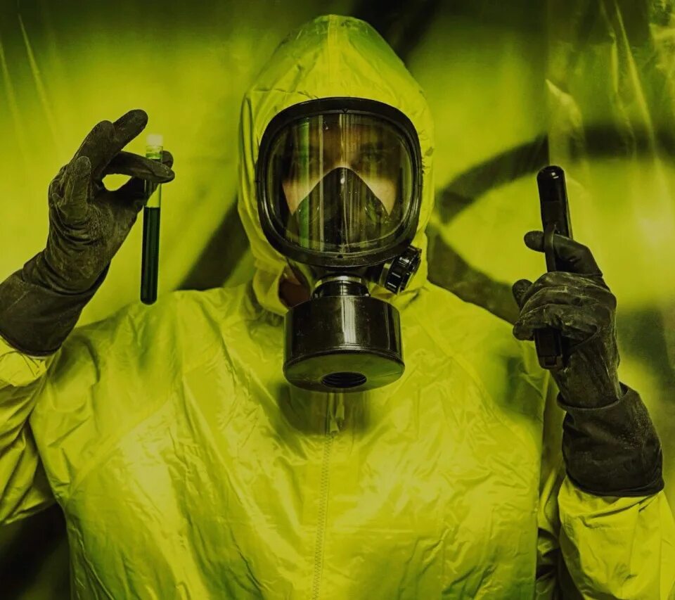 химик в противогазе. хайзенберг в маске. противогаз рхбз. ученый в противогазе. медики в противогазах.