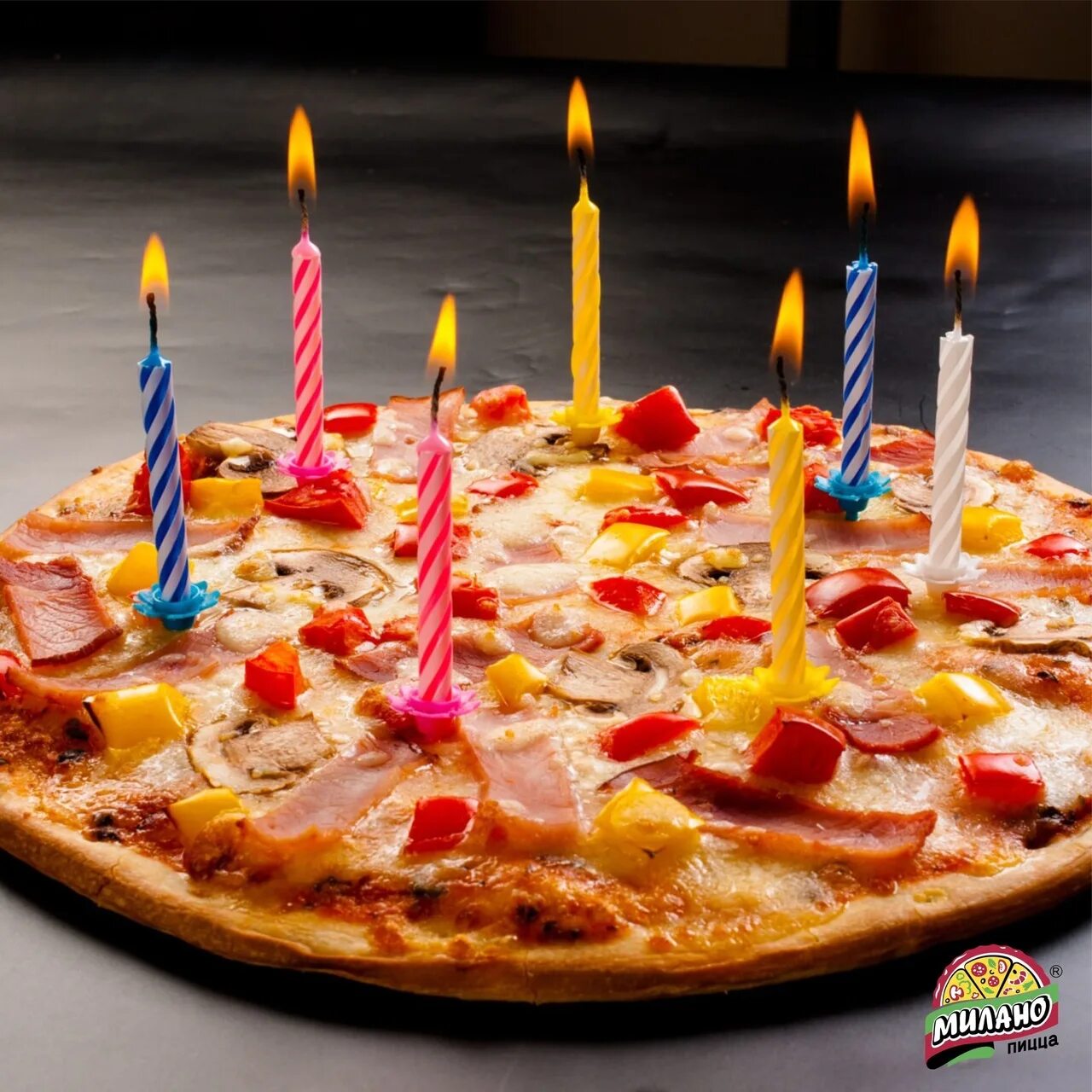 Твоя пицца день рождения. Пицца со свечками. Пицца на день рождения. Праздничная пицца в день рождения. Пицца со свечами на день рождения.