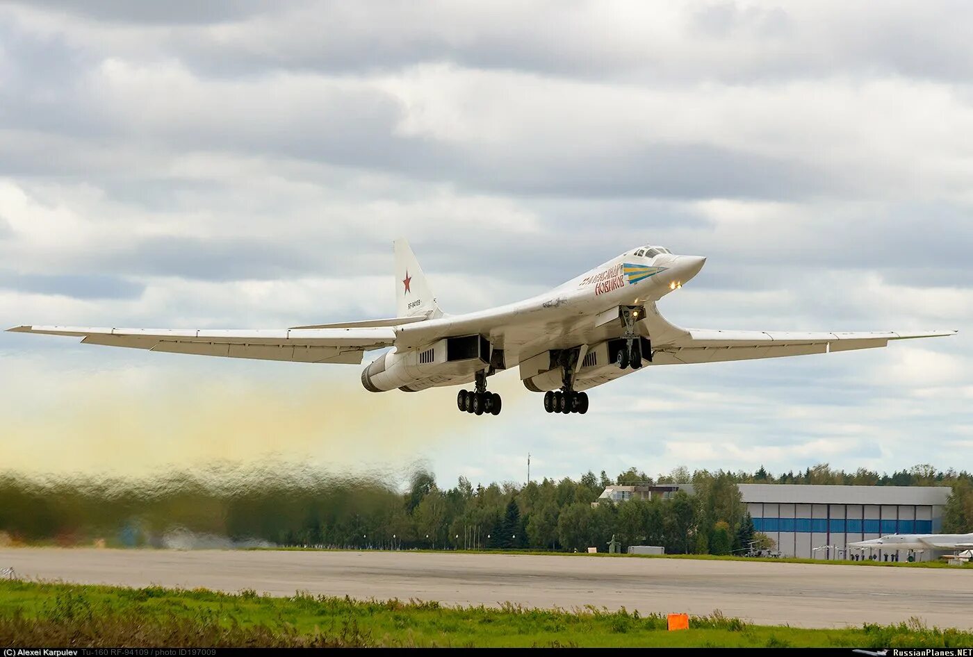 Ту 160м сколько. Ту-160 белый лебедь. Белый лебедь самолет ту 160. Ту-160 сверхзвуковой самолёт. Стратегический бомбардировщик ту-160.