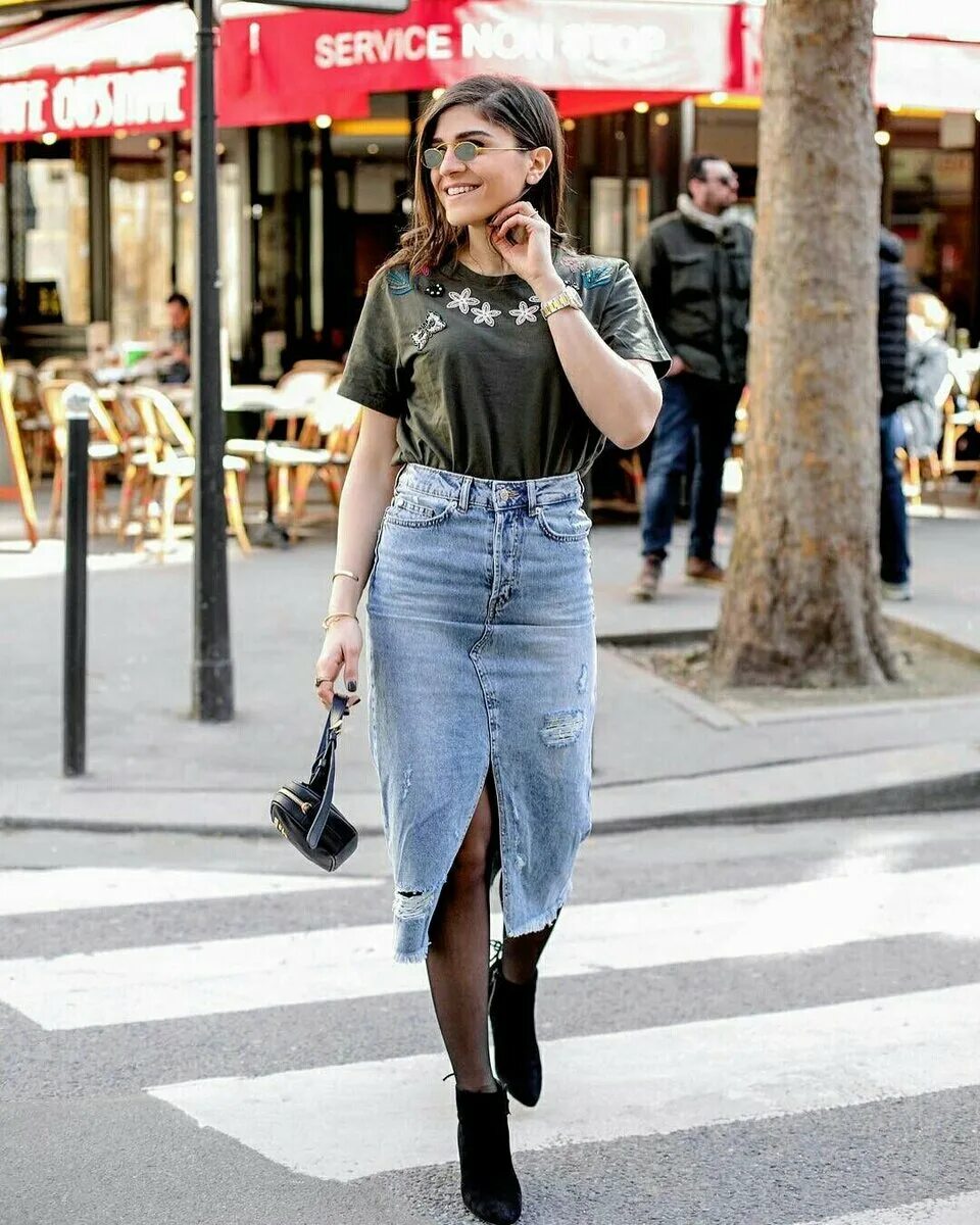 Образы с джинсовой юбкой миди с разрезом. Юбка джинсовая миди 2025 street style. образы с длинной джинсовой юбкой. длинная джинсовая юбка карандаш. образы с джинсовой юбкой миди.