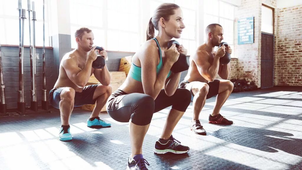 Заниматься спортом. Спортивная атмосфера. Тренировка в зале. Чел в зале. Занятие спортом.