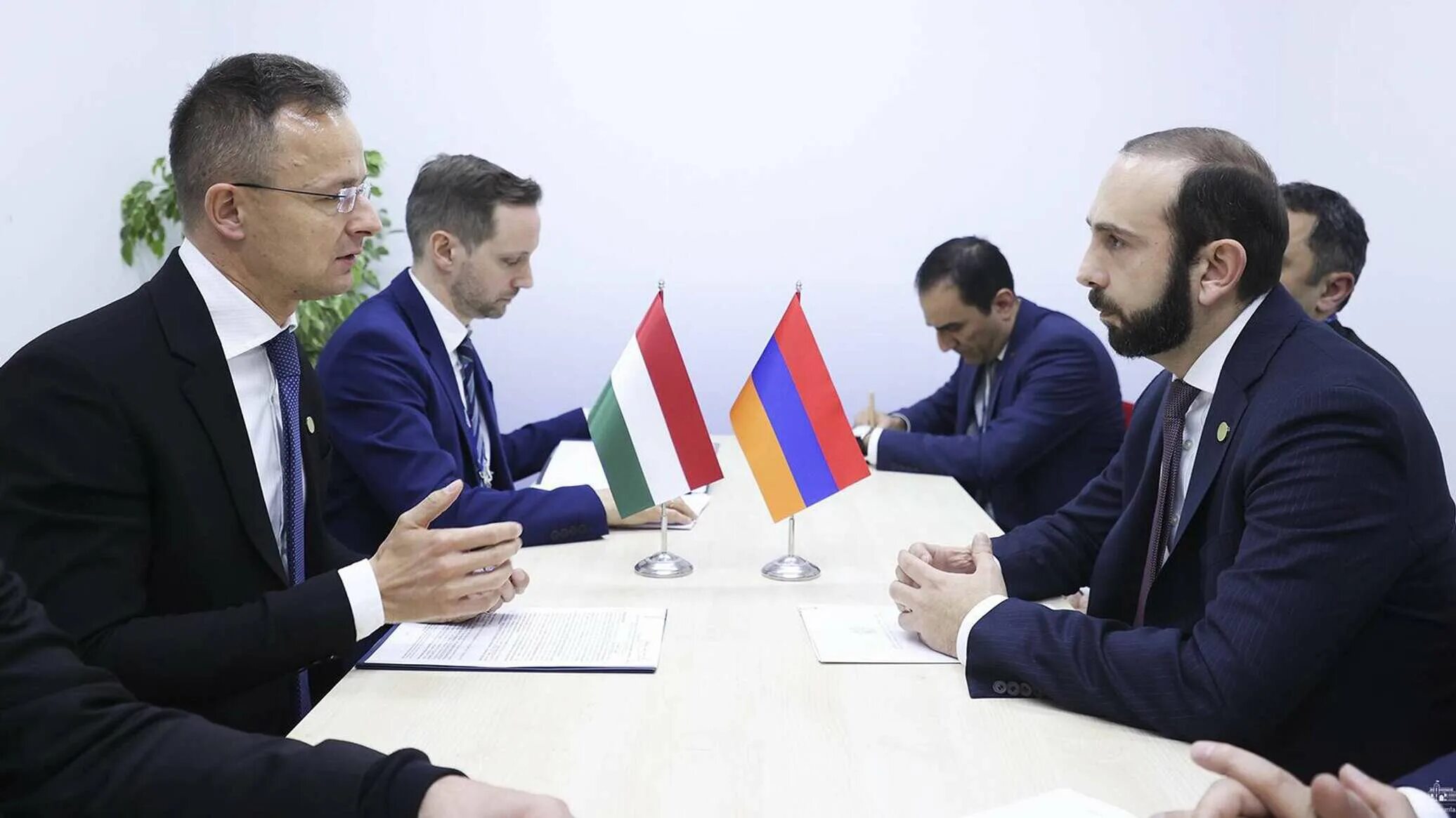 Вручение грамоты. Министр азербайджанский 2022. Венгрия армения. Венгрия армения. Венгрия и армения блокирует.