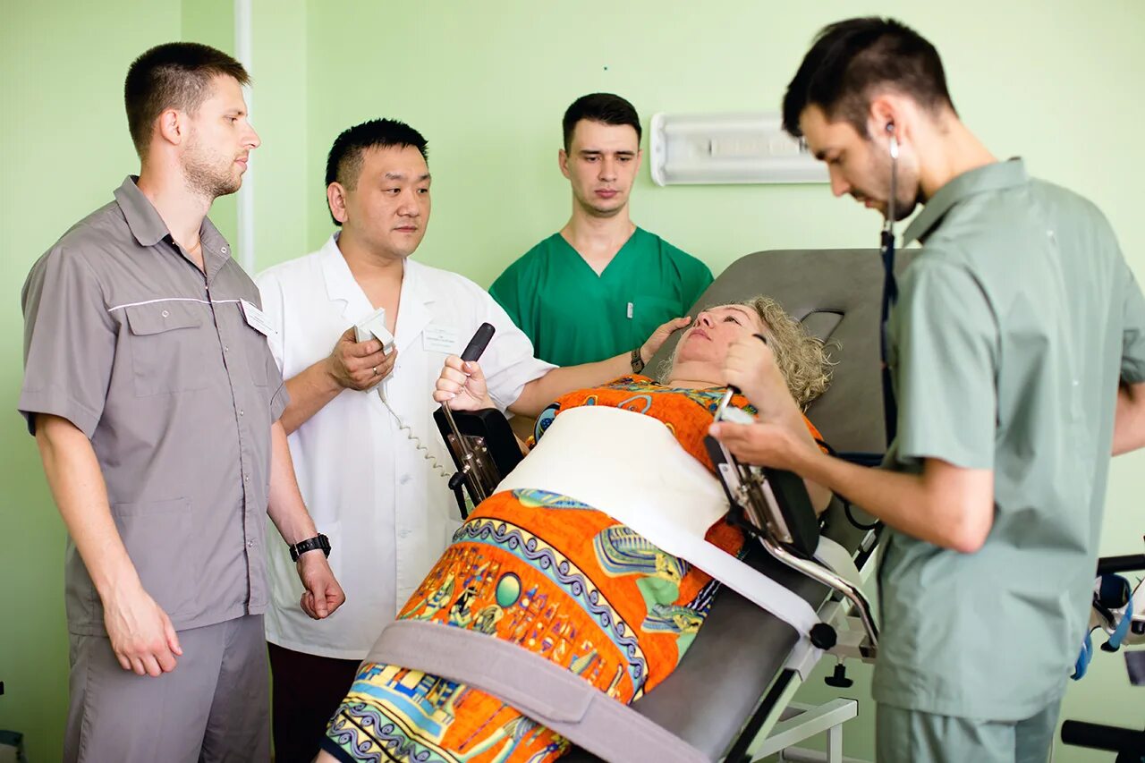 пациент с инсультом. пациенты неврологического отделения. пациентом в реанимации с инсультом. больной пациент. неврологическое отделение для больных с онмк.