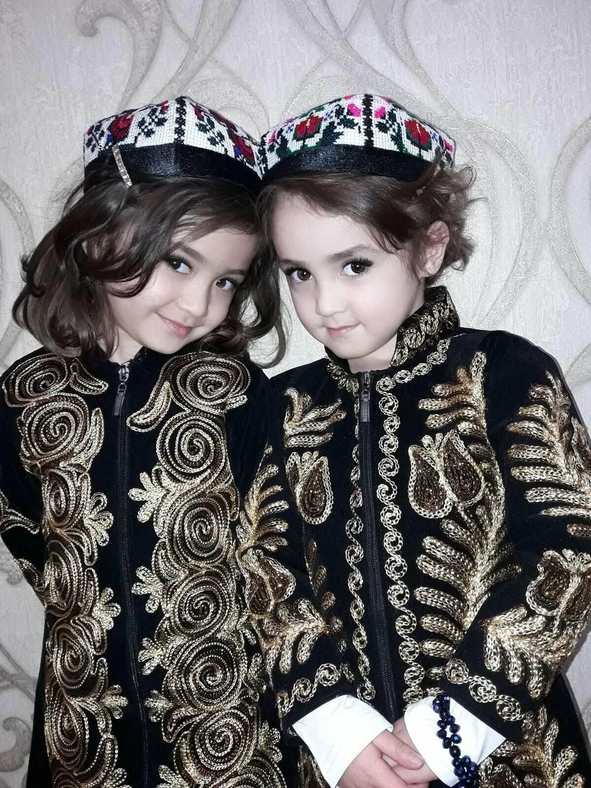 Rasmlar bolalar. Узбекские платья для девочек. Узбекская Национальная одежда. Узбекские национальные платья для девочек. Красивые узбекские дети.