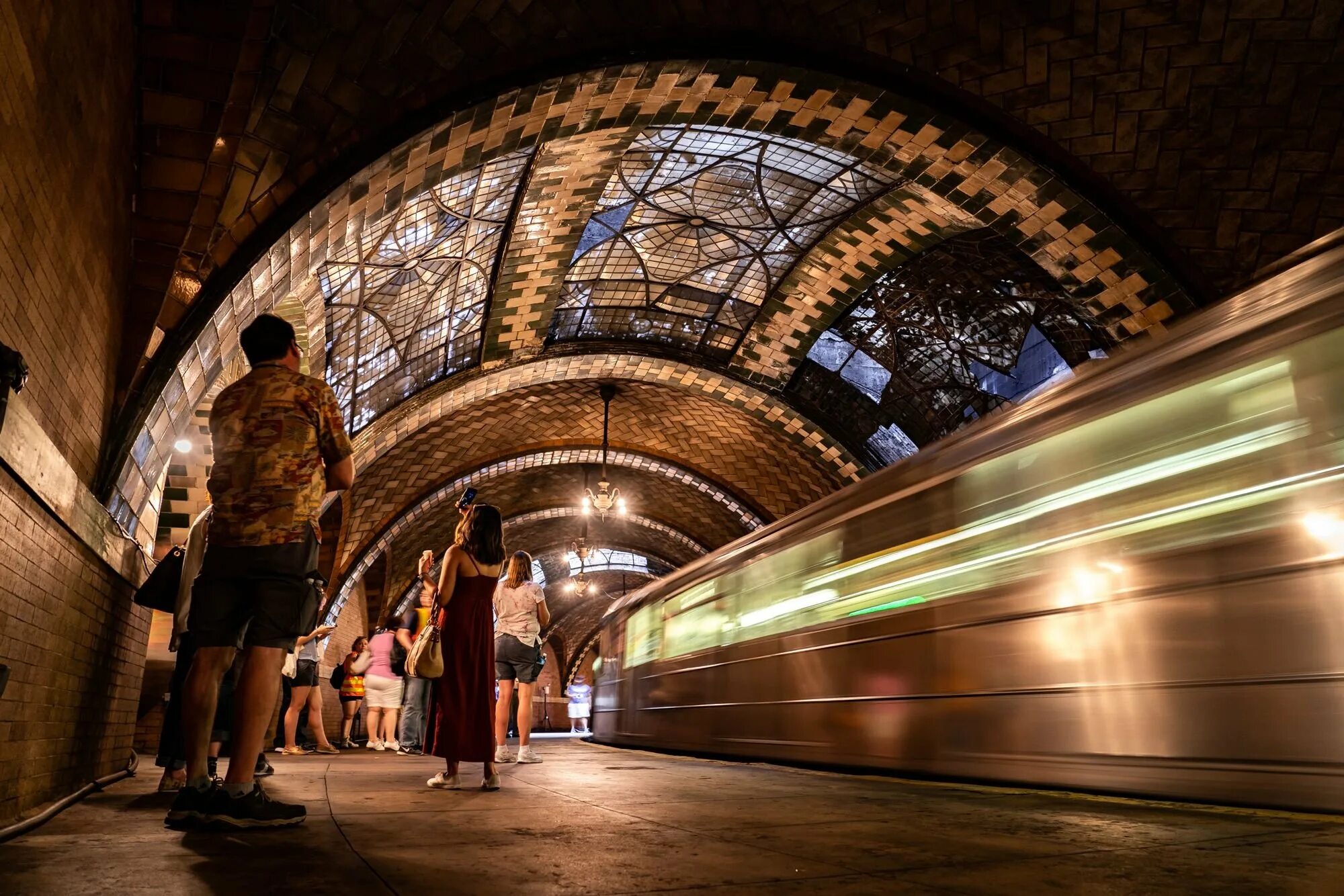 Metro life city. Станция Сити-Холл Нью-Йорк. Сити Холл метро Нью-Йорка. Станция метро Сити Холл. Сити Холл станция метро в Нью-Йорке.