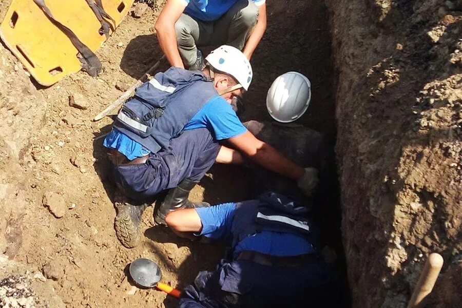 Засыпало землей. Рабочего засыпало землей. засыпало землей в траншее. несчастный случае на строительной площадке.